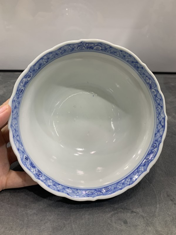 清中期青花洞石牡丹花卉纹花口折腰盖碗 - 图7