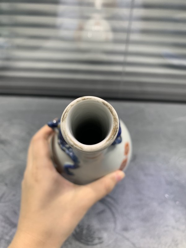清康熙青花矾红描金盘螭长颈瓶 - 图6