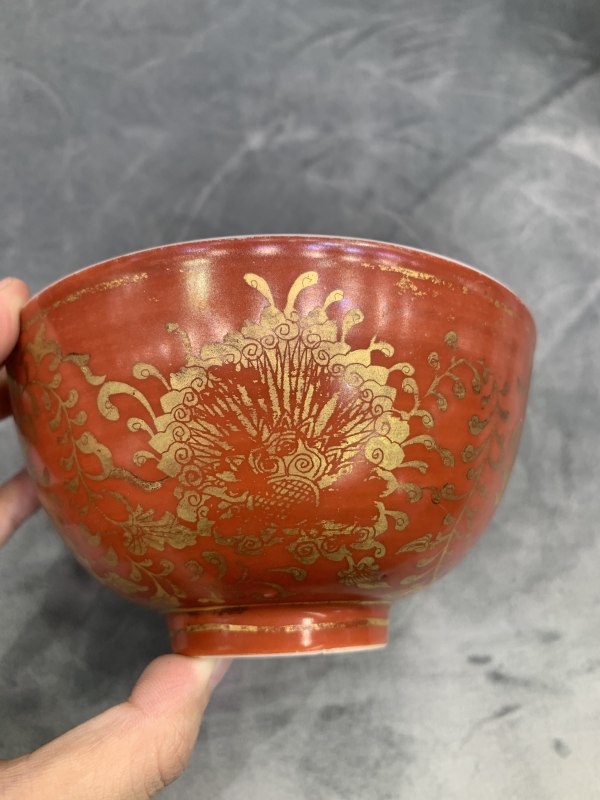 明嘉靖珊瑚红地描金花卉纹碗 - 图2