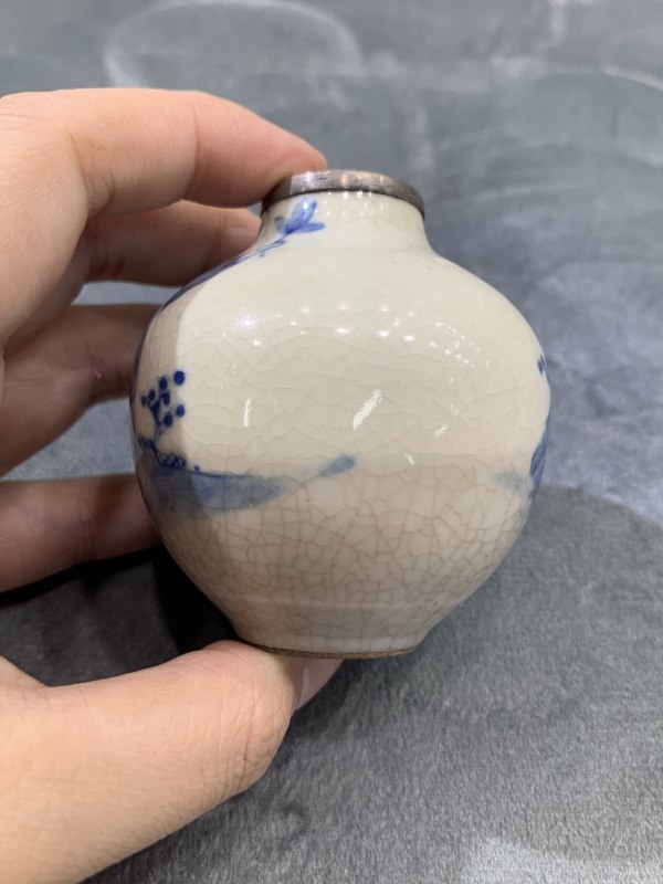 清晚期哥釉青花婴戏纹鼻烟壶（包铜口） - 图4