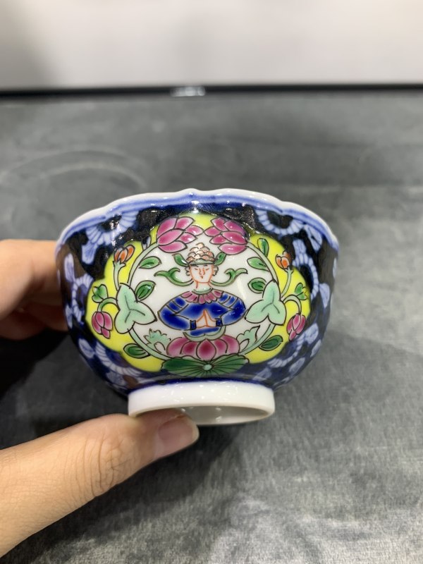 清乾隆青花留白开光粉彩莲花观音纹杯碟一套 - 图4