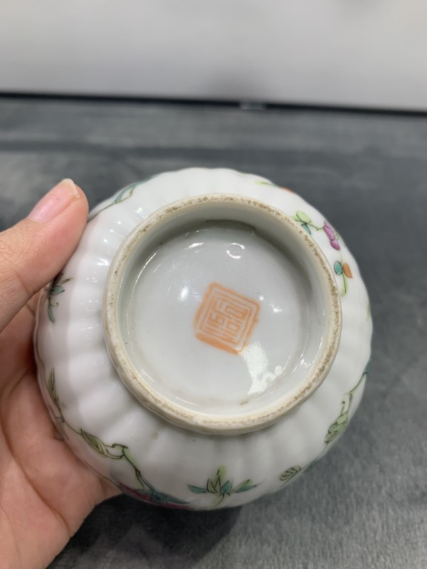 清同治粉彩飞黄腾达纹模印花口碗 - 图10