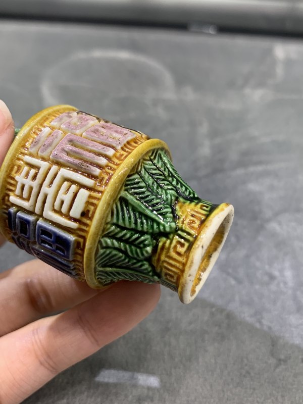 清晚期素三彩堆塑蕉叶纹福寿纹鼻烟壶 - 图8