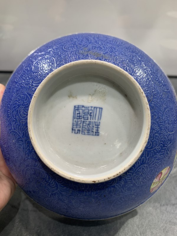 清乾隆蓝地轧道粉彩皮球花卉纹大碗 - 图6