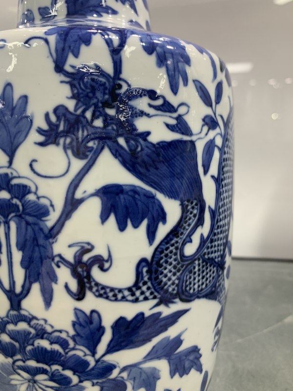 清晚期青花龙穿花棒槌瓶 - 图10