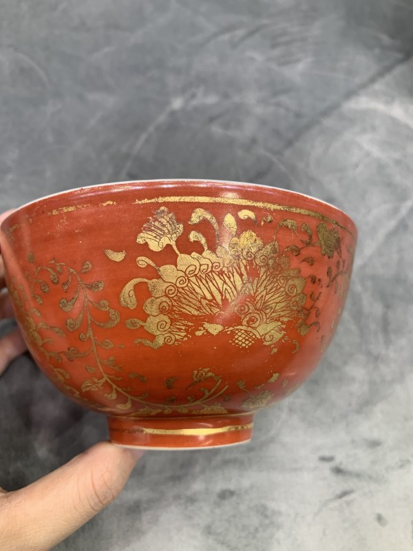 明嘉靖珊瑚红地描金花卉纹碗 - 图3
