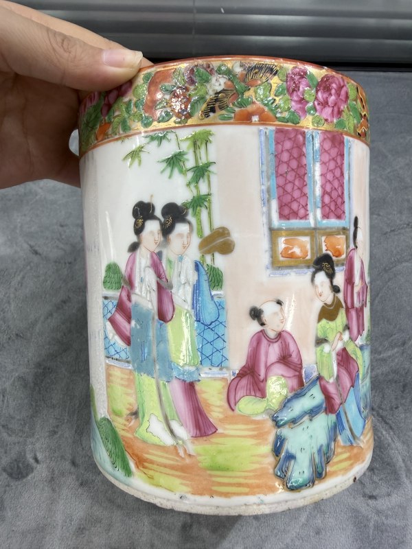 清晚期广彩合家欢大笔筒 - 图2