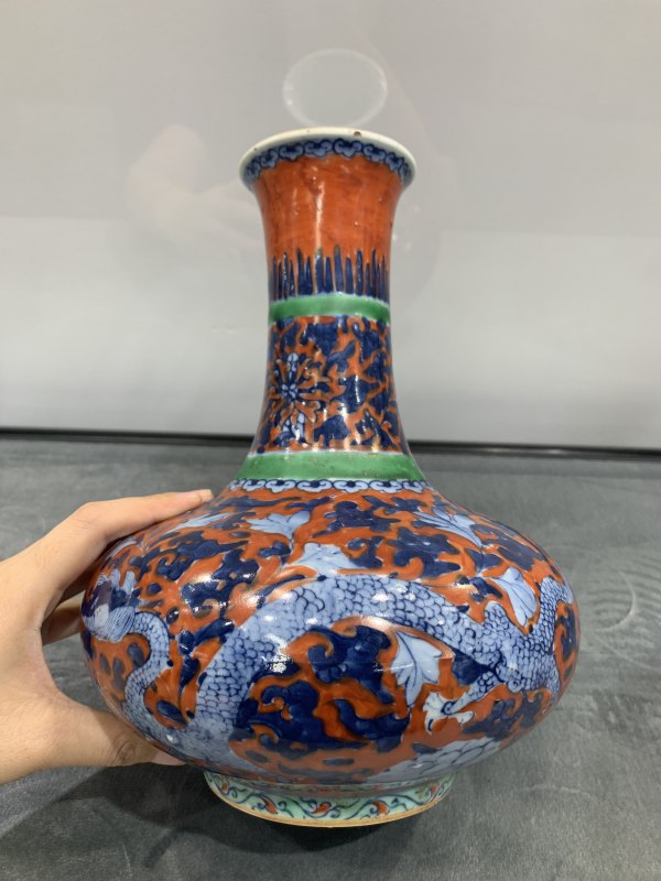 清中期矾红地青花穿花龙纹弦纹赏瓶 - 图8