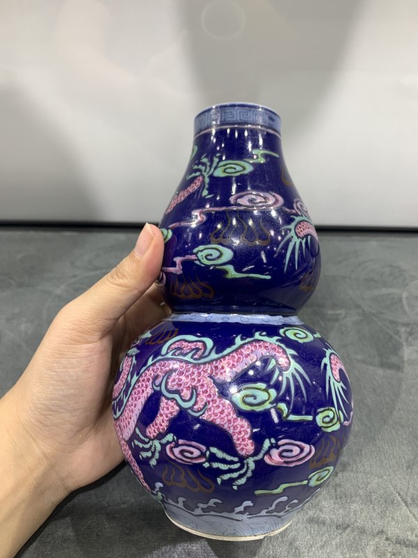 清晚期霁蓝釉粉彩龙纹葫芦瓶 - 图3