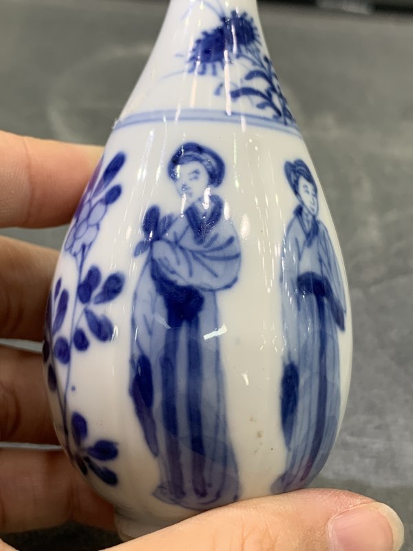 清康熙青花四美图瓜棱小胆瓶 - 图8