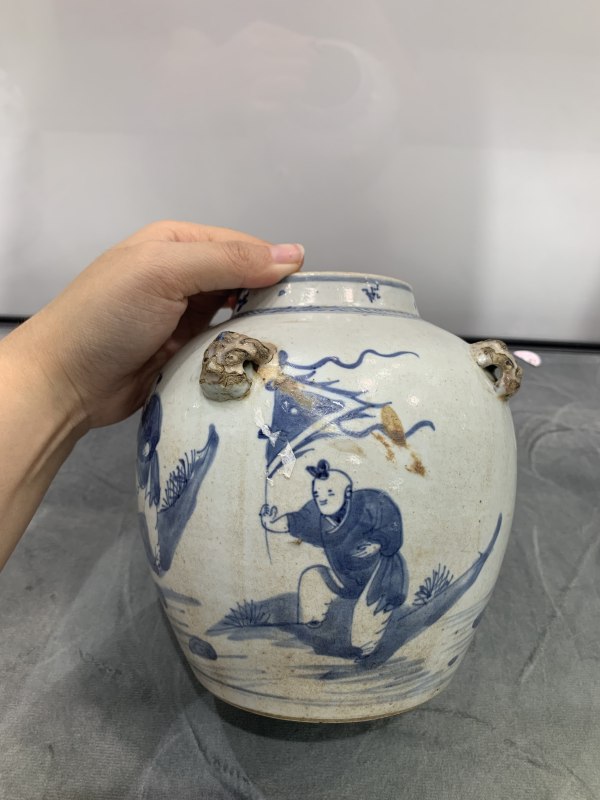 清康熙青花婴戏纹四兽耳系壶 - 图6