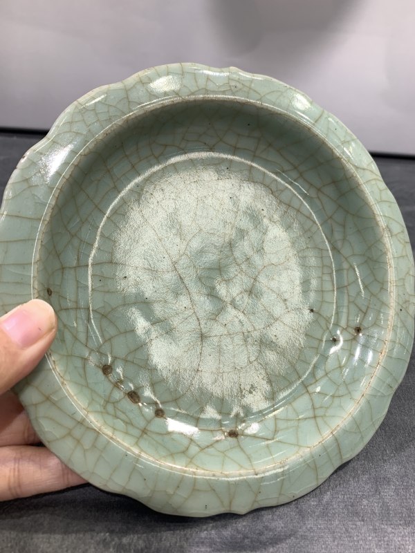 明中晚期仿龙泉青釉葵口盘 - 图4