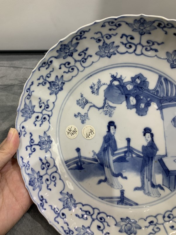 清康熙青花庭院仕女人物纹模印葵口盘 - 图5