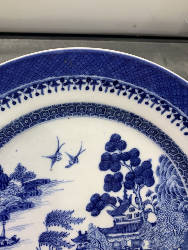 清乾隆青花山水楼阁纹折沿盘 - 图5