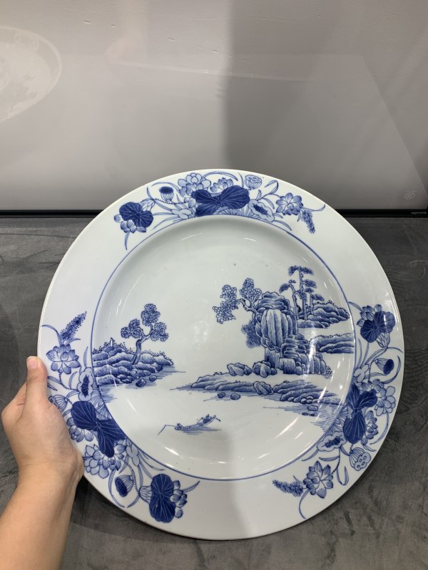 清雍正青花荷莲纹开光山水泛舟纹折沿大盘 - 图2
