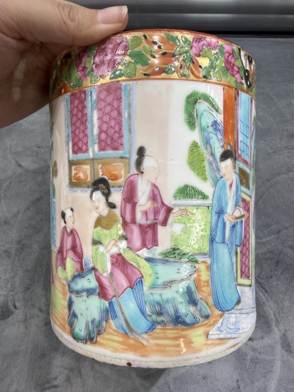 清晚期广彩合家欢大笔筒 - 图3