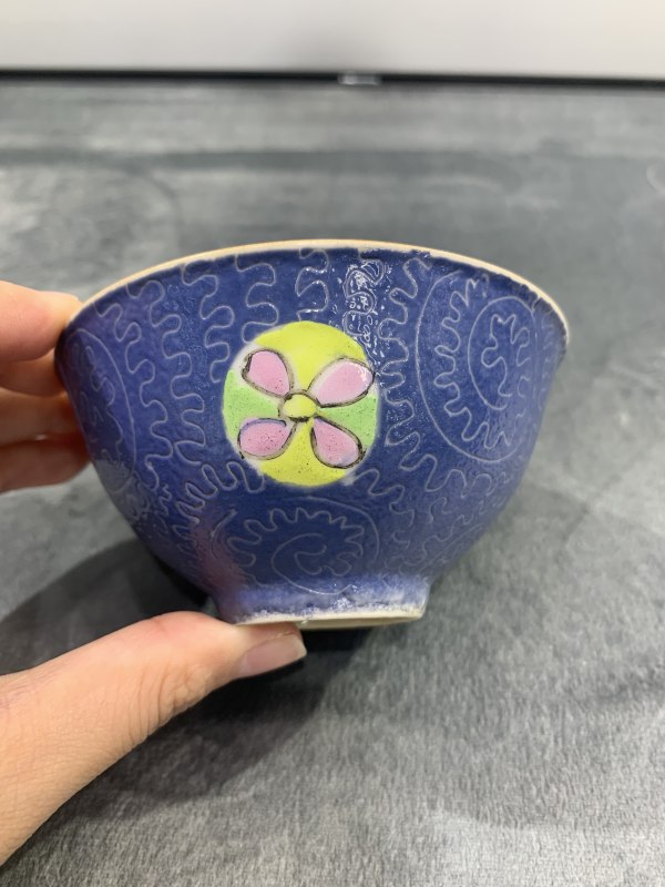 清乾隆蓝地轧道粉彩皮球花卉纹茶园 - 图2