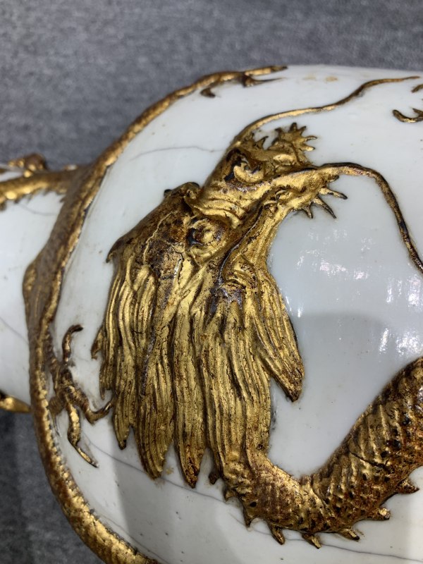 清咸丰哥釉铁骨泥描金赶珠龙纹梅花耳大瓶 - 图9