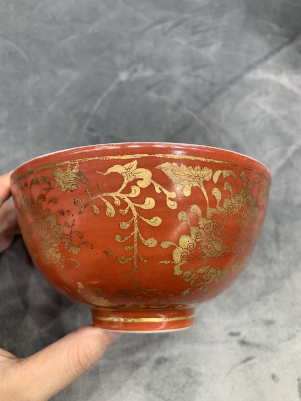 明嘉靖珊瑚红地描金花卉纹碗 - 图4