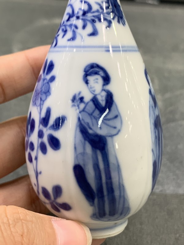 清康熙青花四美图瓜棱小胆瓶 - 图9