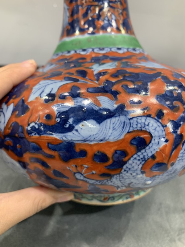 清中期矾红地青花穿花龙纹弦纹赏瓶 - 图9