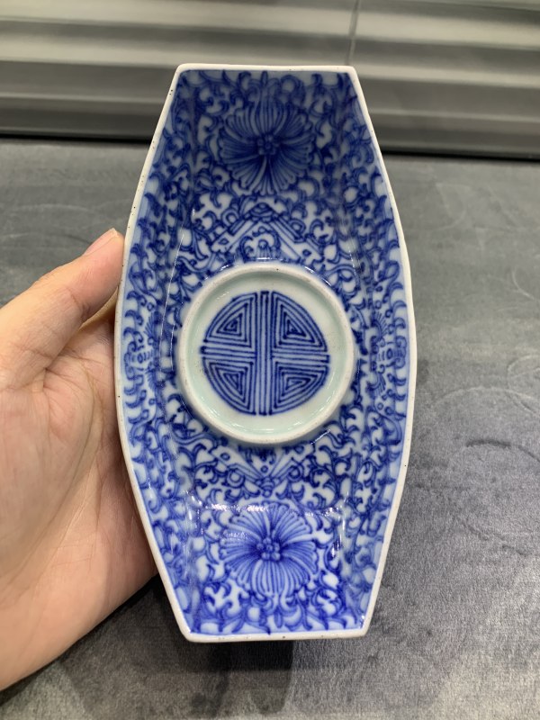 清中期青花缠枝莲寿字纹茶船 - 图2