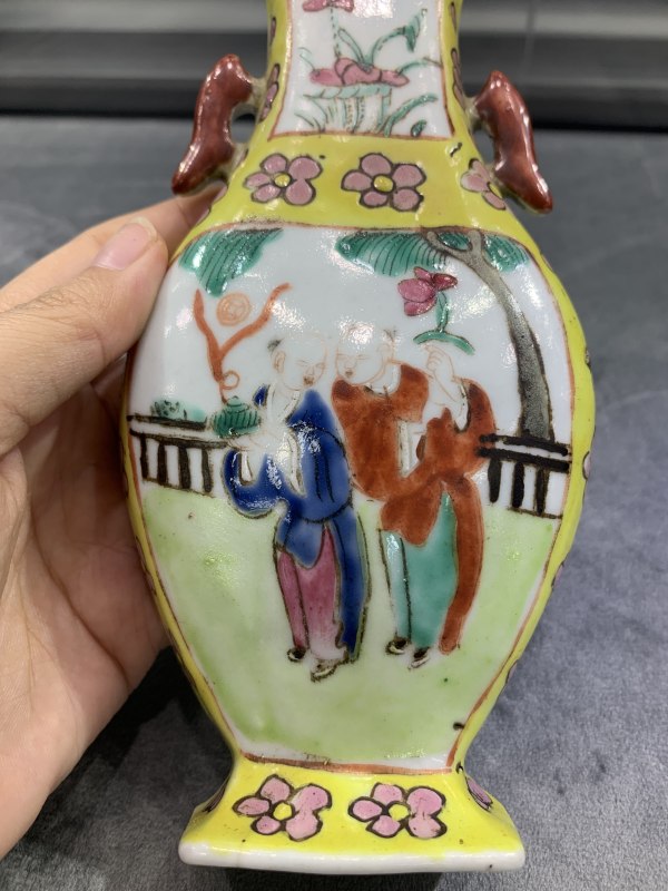 清晚期黄地粉彩和合二仙壁瓶 - 图9