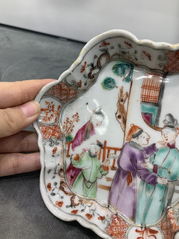 清乾隆广彩庭院教子图六方形小茶盘 - 图3