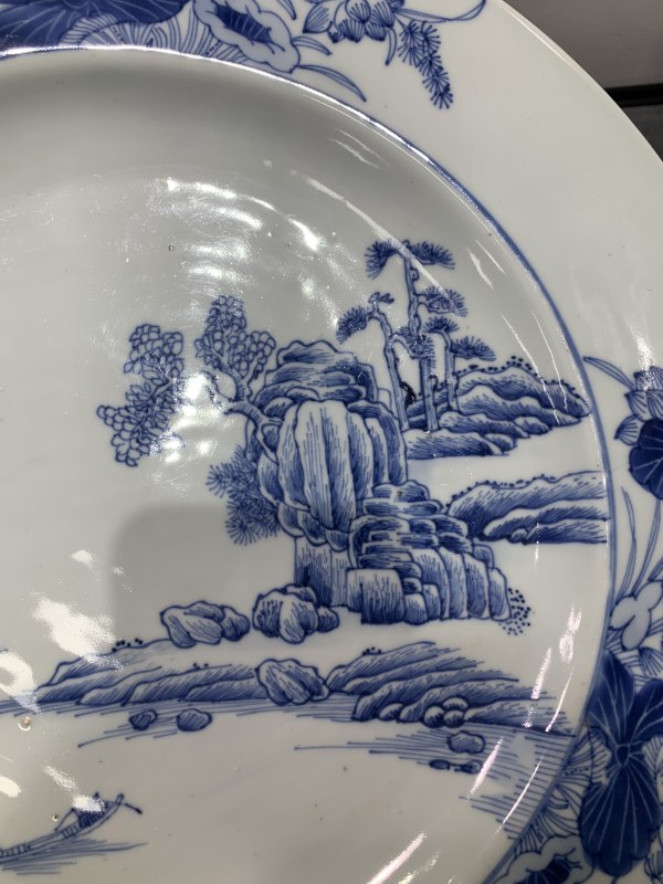 清雍正青花荷莲纹开光山水泛舟纹折沿大盘 - 图3
