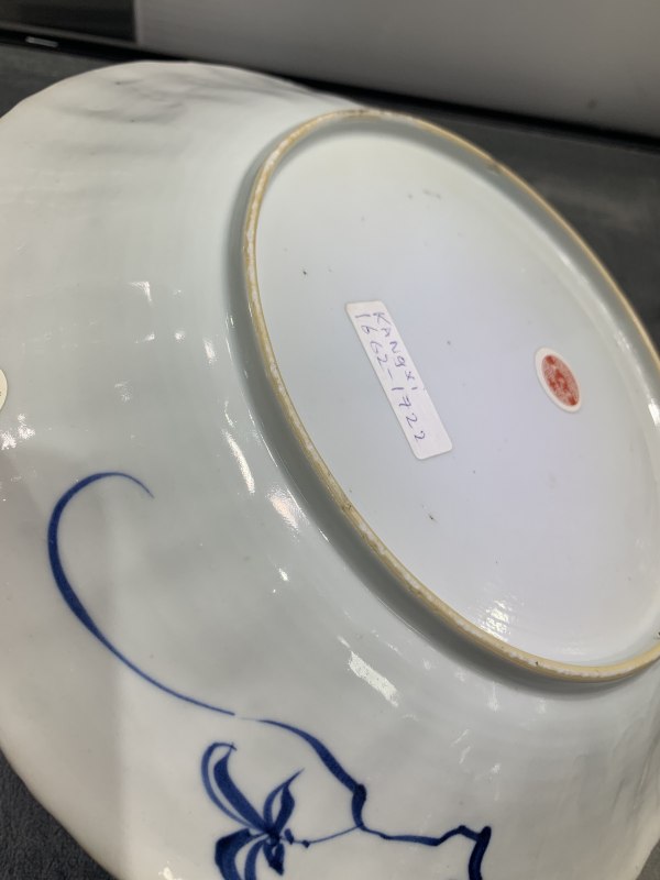 清康熙青花开光雉鸡牡丹纹花口大盘 - 图8