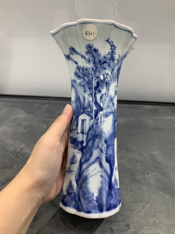 清康熙青花山水楼阁纹海棠形花觚 - 图2