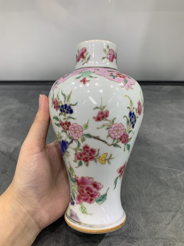 清晚期粉彩富贵大吉图瓶 - 图3