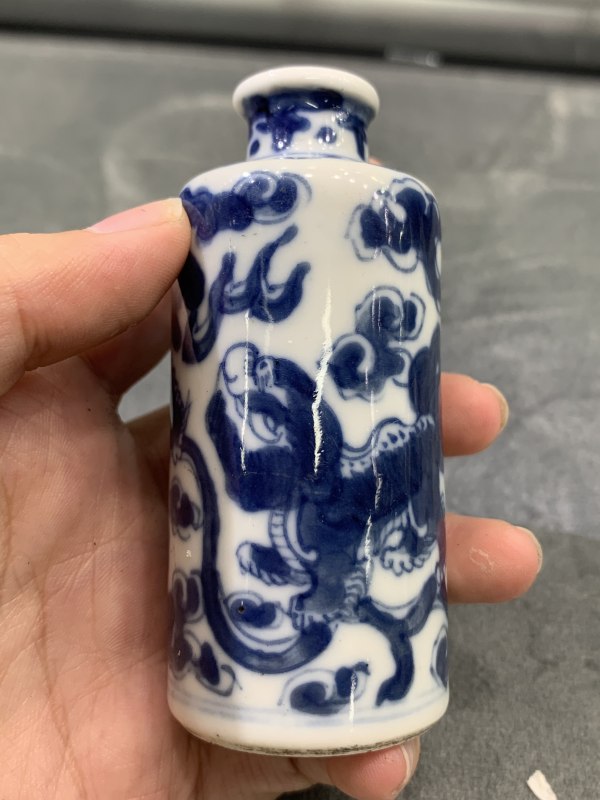 清乾隆青花狮子滚绣球纹鼻烟壶 - 图2