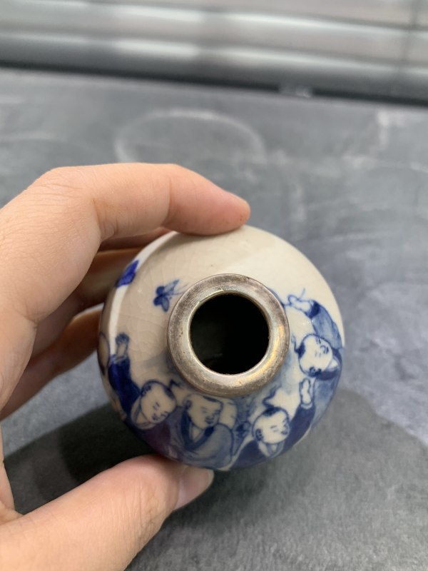 清晚期哥釉青花婴戏纹鼻烟壶（包铜口） - 图7