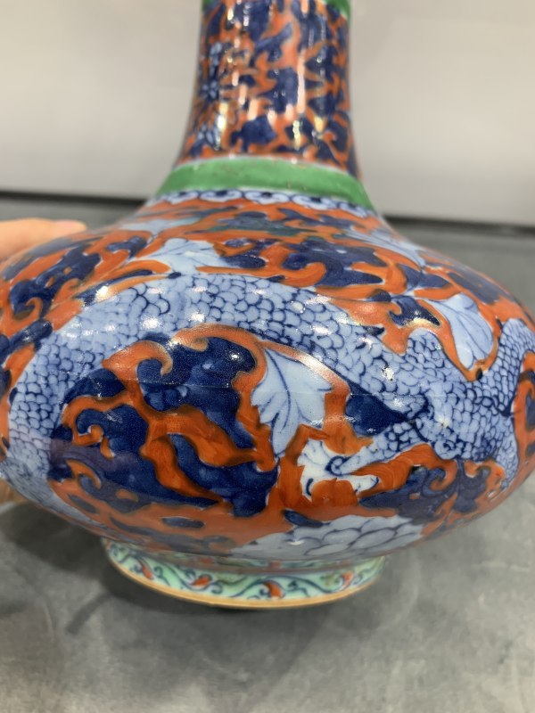 清中期矾红地青花穿花龙纹弦纹赏瓶 - 图10