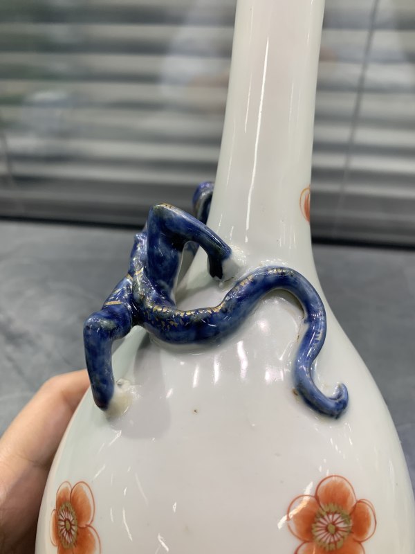 清康熙青花矾红描金盘螭长颈瓶 - 图10