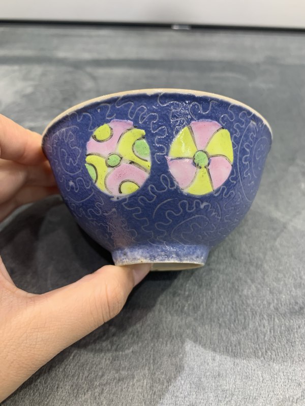 清乾隆蓝地轧道粉彩皮球花卉纹茶园 - 图3