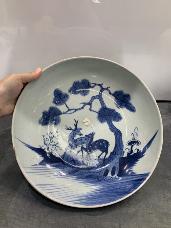 清乾隆青花松鹿灵芝纹大盘 - 图2