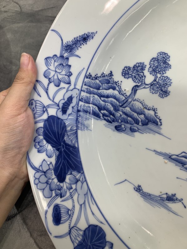 清雍正青花荷莲纹开光山水泛舟纹折沿大盘 - 图4