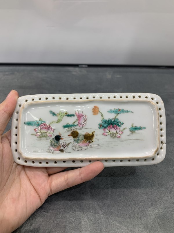 清晚期粉彩荷塘鸳鸯图瓷枕 - 图2