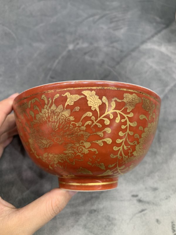 明嘉靖珊瑚红地描金花卉纹碗 - 图5