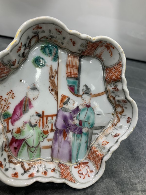 清乾隆广彩庭院教子图六方形小茶盘 - 图4