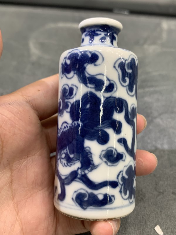 清乾隆青花狮子滚绣球纹鼻烟壶 - 图3