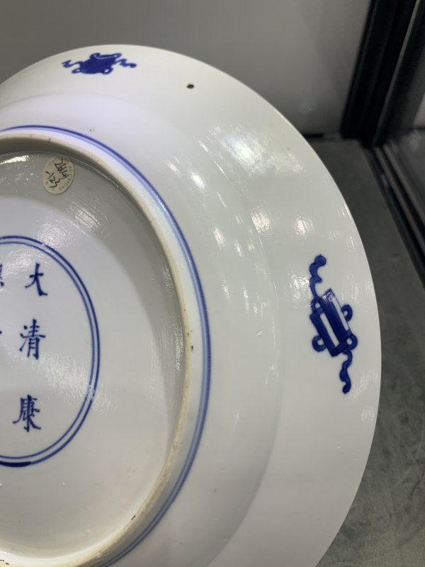 清康熙青花惠明寄书人物故事纹折沿大盘 - 图9