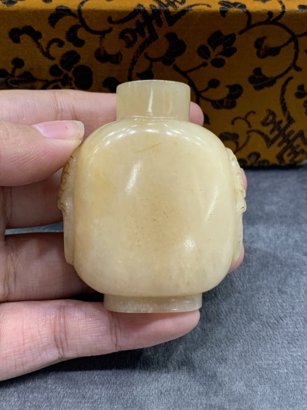 清黄玉浮雕兽耳衔环鼻烟壶 - 图4