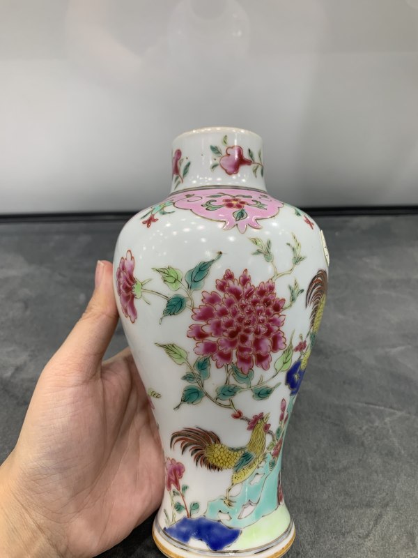 清晚期粉彩富贵大吉图瓶 - 图5