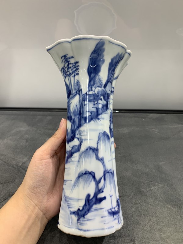 清康熙青花山水楼阁纹海棠形花觚 - 图4