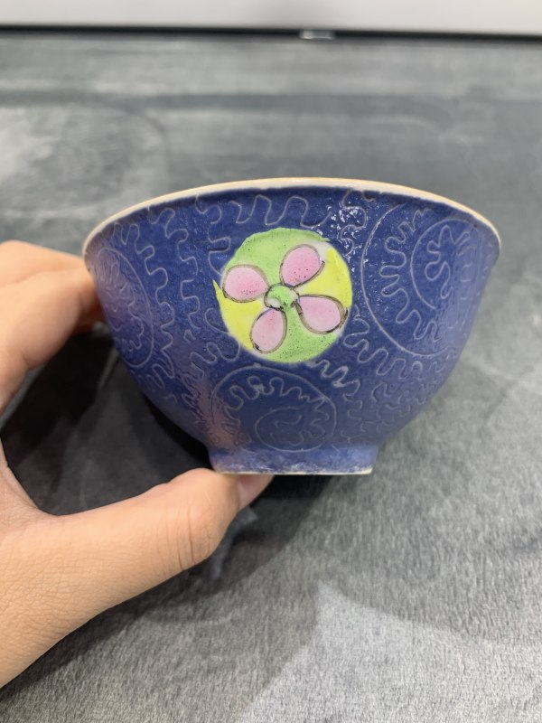 清乾隆蓝地轧道粉彩皮球花卉纹茶园 - 图4