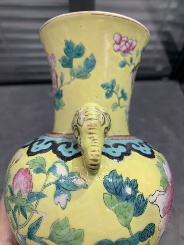 清光绪黄地粉彩花鸟纹象耳尊 - 图10