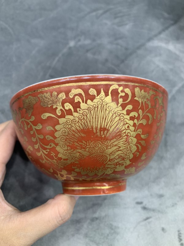 明嘉靖珊瑚红地描金花卉纹碗 - 图6